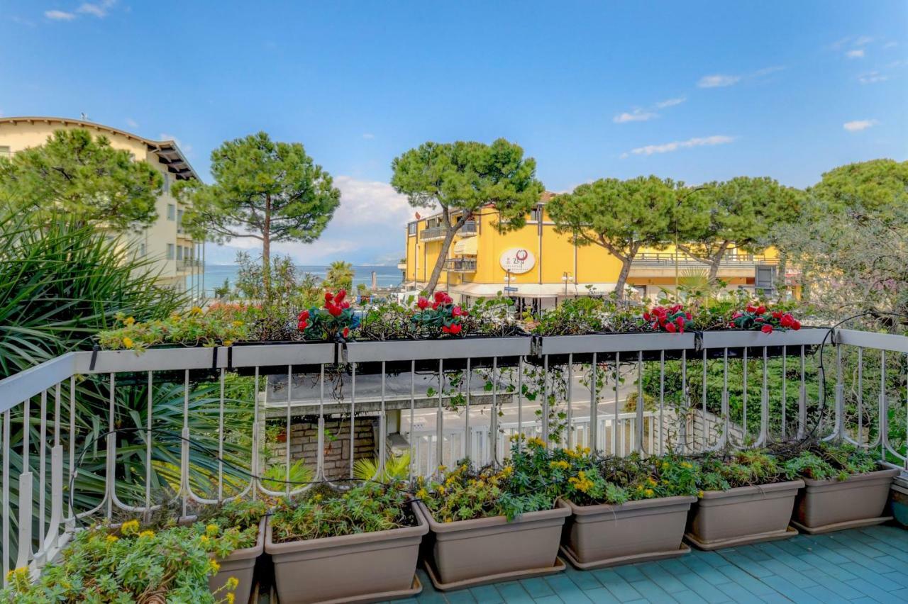Desenzanoloft Official Partner Marriott Homes & Villas - The Sunflower Front Lake Ντεζεντσάνο ντελ Γκάρντα Εξωτερικό φωτογραφία